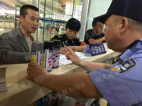  图说：一男子携带3罐（合计400毫升）油漆进入铁路上海南站，被民警当场截获&nbsp;&nbsp;铁警供图&nbsp;&nbsp;