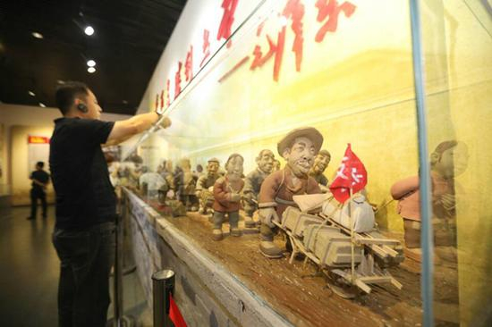 纪念馆中以支援前线为主题制作的陶艺长廊。&nbsp;