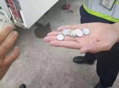 ▲老太太朝发动机扔的硬币