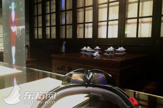 图片说明：戴上AR设备可以在场景复原区“亲历”历史