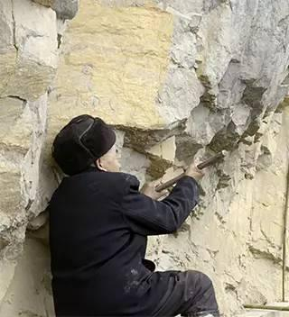 当年的黄大发就是靠着钢钎这样简单的工具，在峭壁凿开一条水渠。