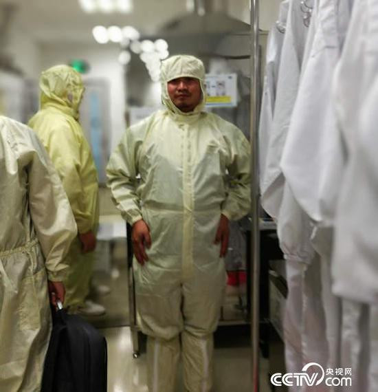 记者“全副武装”才能进入无尘车间。（央视网&nbsp;记者&nbsp;何川摄）&nbsp;