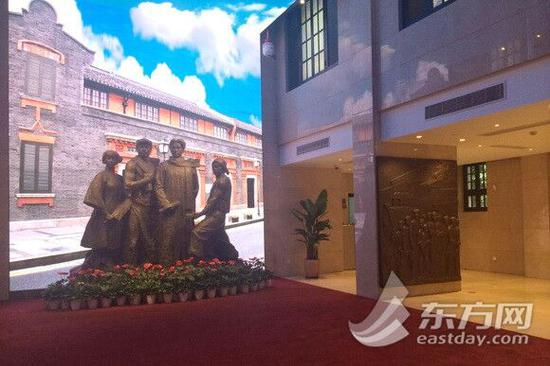 图片说明：序厅内的主雕塑和浮雕