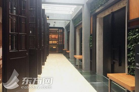 图片说明：新建的绿色长廊布置了绿植和长凳供游览者休憩