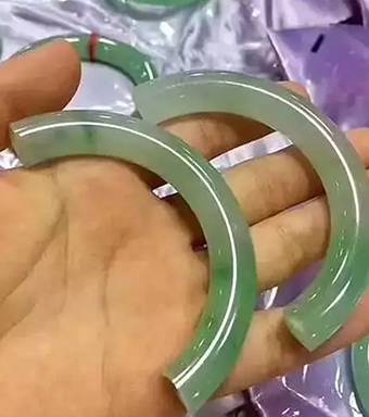 △被摔断的玉镯