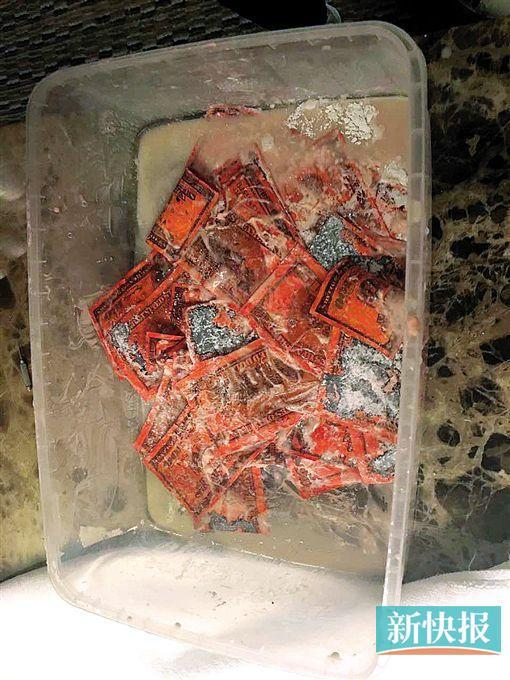  疑犯在演示“洗”钱过程。&nbsp;通讯员供图&nbsp;