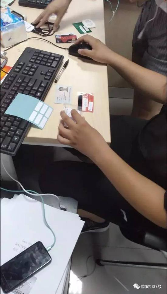 ▲“兼职人员”出租身份证、银行卡、U盾换取报酬。视频截图