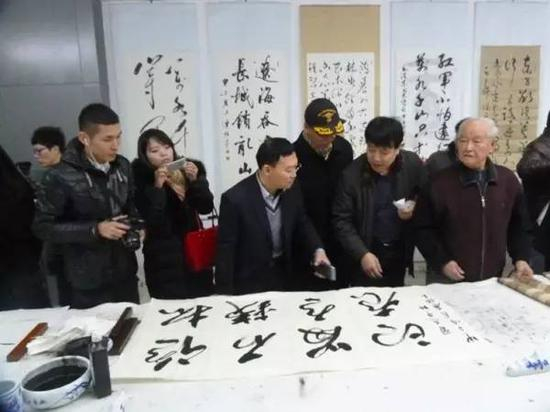 白志明（左三）作为公司高管参加笔会&nbsp;