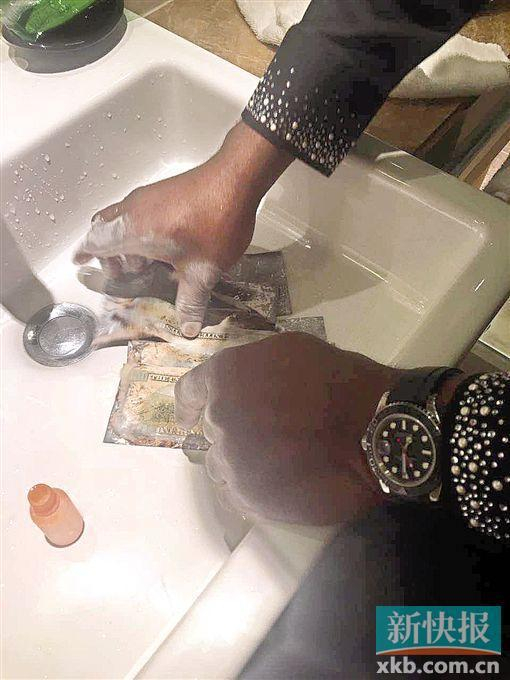  疑犯在演示“洗”钱过程。&nbsp;通讯员供图&nbsp;