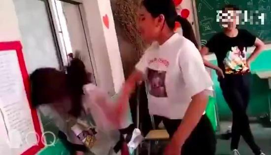 图为一女生遭女同学狂扇耳光画面。网络视频截图。&nbsp;