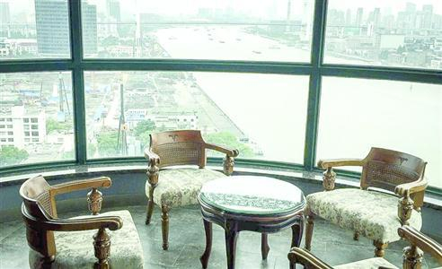 屋内的家居摆放可以看出原来装修的模样