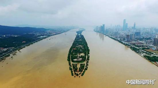 7月3日，湖南长沙湘江水位创39.51米的历史新高，长沙橘子洲被洪水贯穿。图|中新