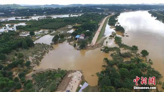 　　7月3日，由于浏阳河水位回落较快，位于长沙市雨花区跳马镇的曙光垸内积水由溃口回流致浏阳河。目前，垸内疏散的人员已得到妥善安置，曙光垸堤段即将进行全线修复。摄影|中新社 &nbsp;杨华峰