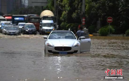 　　7月4日，因连续强降雨和长时间高水位浸泡，长沙浏阳河竹沙桥泵站出现一处险情，河水倒溢。长沙市水务局建设管理处最新透露，截至下午1时，浏阳河竹沙桥泵站险情基本得到控制，出险处水量减少。图为长沙大道上一辆汽车被困。 摄影|中新社 杨华峰