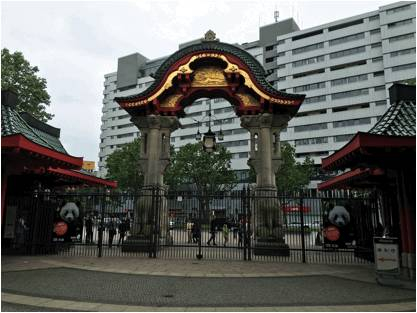 柏林动物园的两座大门——“大象门”和“狮门”，现在全都在最显眼的地方悬挂上了大熊猫的海报，热烈欢迎它们的到来。