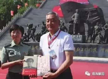 （抗大八分校校长张云逸之孙张晓龙向抗大陈列馆捐赠文物）