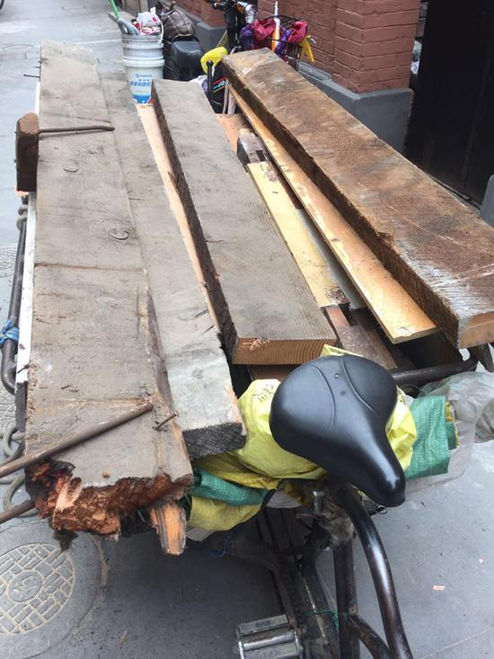 拆除保护建筑当日的垃圾清运现场。