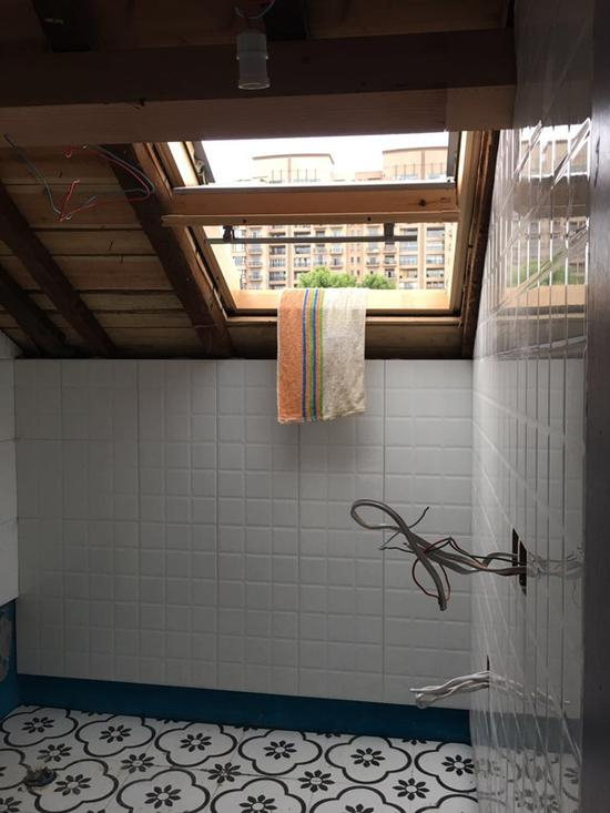 破坏屋顶增开的天窗。