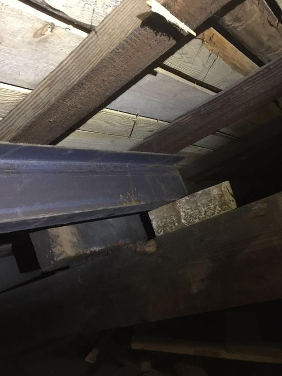 建筑内房梁为槽钢。