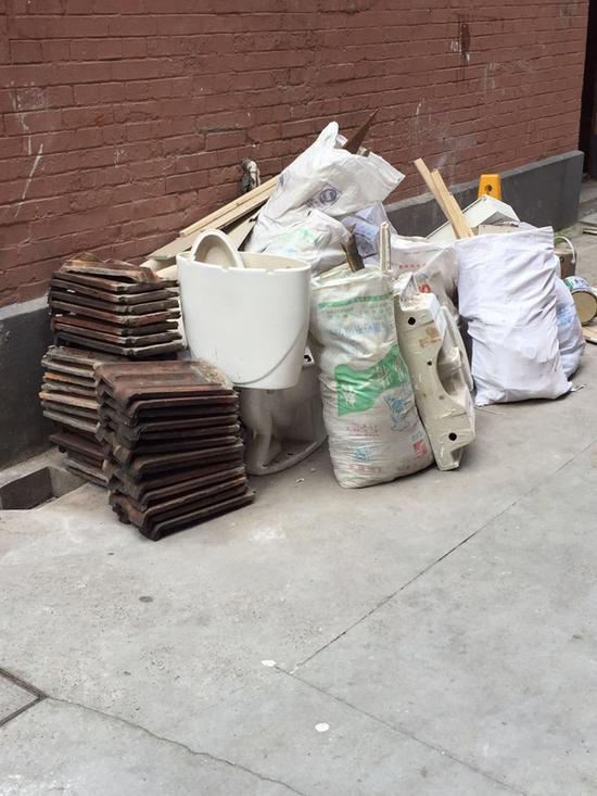 拆除下的保护建筑瓦片。