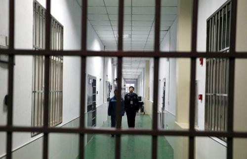 （对羁押必要性审查是草案中最为关键的积极调整，一旦被羁押人不符合条件，将被提前变更强制措施或释放。图/视觉中国）