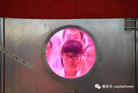  舱内志愿者通过电话与外界沟通。