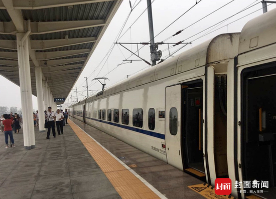  7月6日首趟动车抵达白洋淀站，雄安新区进入“动车时间”（摄影/封面新闻记者代睿）&nbsp;