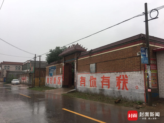  大王镇南河村，关于新区的宣传语随处可见（摄影/封面新闻记者代睿）&nbsp;