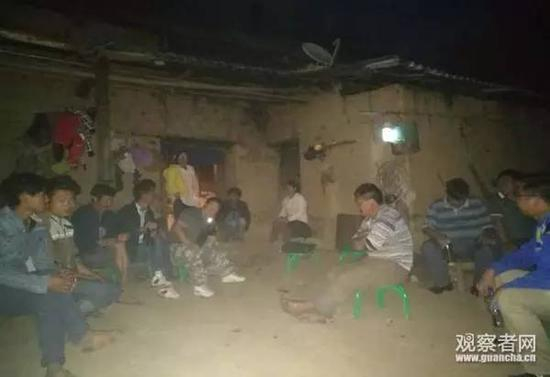 △晚上十点多还在村里开会