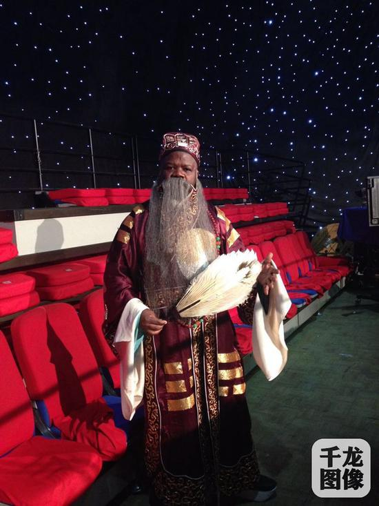 来自喀麦隆的捷盖很喜欢中国传统文化。图为捷盖在央视戏曲春晚上。受访者供图&nbsp;