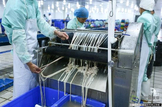 维吾尔族员工在加工羊肠衣（7月4日摄&nbsp;图片来源：tuku.qianlong.com）。千龙网记者&nbsp;许珠珠摄