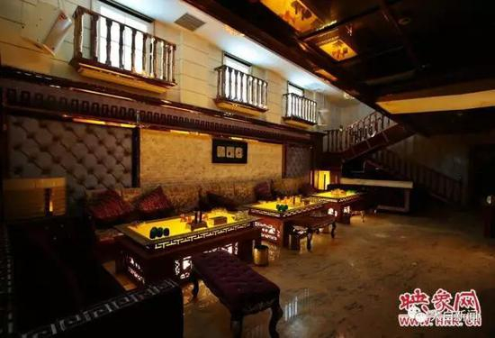  复式的包间一楼唱歌，二楼有棋牌室和会客室