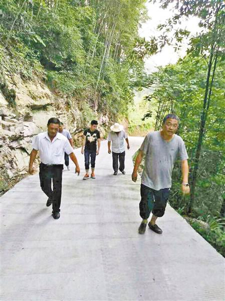 李知明（右一）与村干部一起去走访村民。（受访者供图）