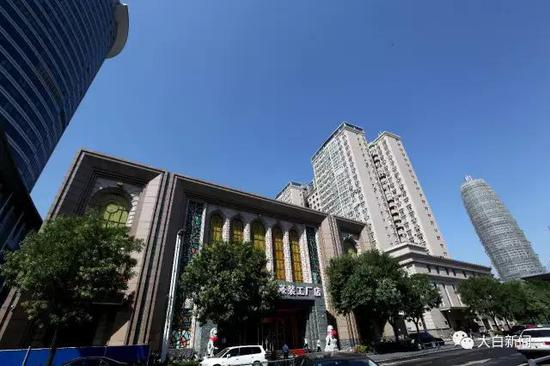 图为“河南天地亿家豪装工厂店”