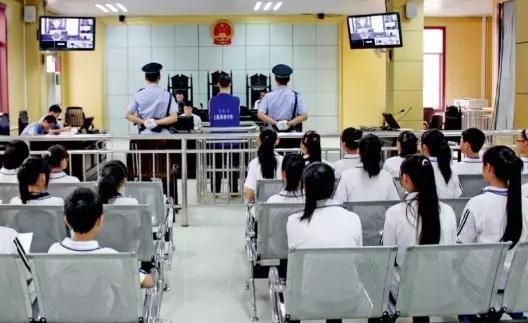 　　（资料图片）针对民众普遍关注的“强奸猥亵”等事件，广西上思县人民法院邀请中小学女生到法院观摩案件的庭审，提高她们的守法、维权意识。　　图/CFP