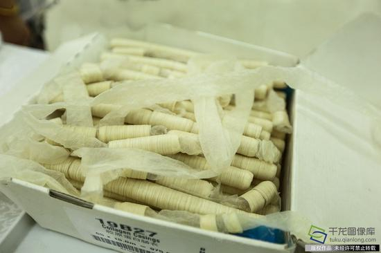 后期加工完成的胶原蛋白肠衣（7月4日摄&nbsp;图片来源：tuku.qianlong.com）。千龙网记者&nbsp;许珠珠摄