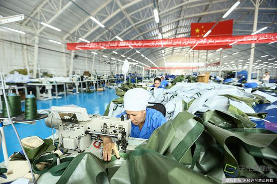 纺织工人在加工帐篷（7月6日摄&nbsp;图片来源：tuku.qianlong.com）。千龙网记者&nbsp;许珠珠摄