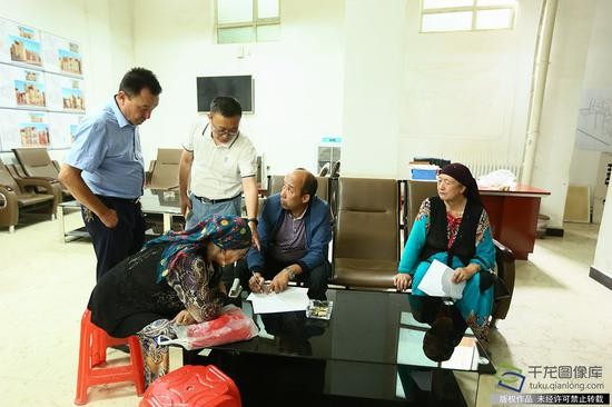 墨玉县村民在签订改造合约（7月8日摄&nbsp;图片来源：tuku.qianlong.com）。千龙网记者&nbsp;许珠珠摄