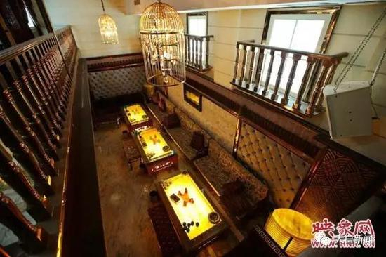 复式的包间一楼唱歌，二楼有棋牌室和会客室