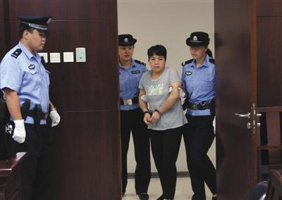 昨日，胡某被带进法庭。这名扇警察耳光的传销公司库房女主管因“劫夺被押解人员罪”获刑3年半。新京报记者王贵彬摄