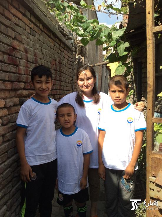 2014年8月，布玛丽亚木·买买提参加中国下一代教育基金会组织的少数民族地区少年儿童圆梦计划活动当志愿者。