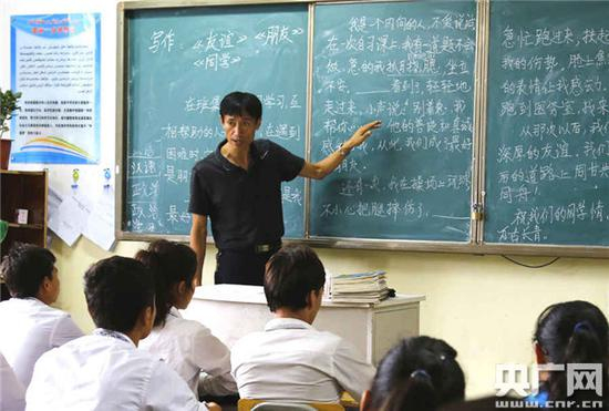 北京援疆教师傅立成在新疆和田县北京高级中学给学生上课