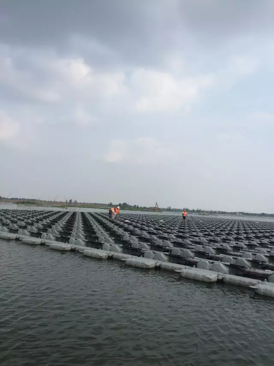 塌陷湖上的漂浮电站。