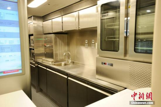 图为“复兴号”高铁餐车。中新网记者 翟璐 摄