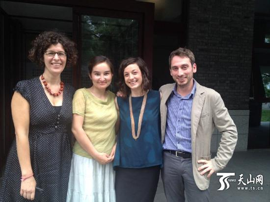 布玛丽亚木·买买提在北大参加国际暑期项目时，和来自意大利的博士生们一起。