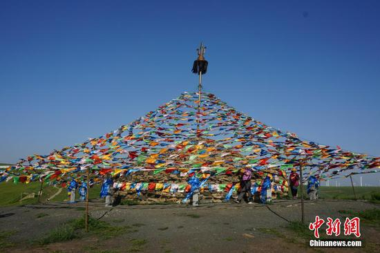  草原上的敖包。&nbsp;孙静波摄&nbsp;
