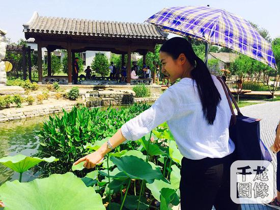 位于北京市东城区前门的三里河景观，经过九个月的整治，水穿街巷，宛如江南水乡。图为市民在景观游玩驻足。千龙网记者&nbsp;欧阳晓娟摄&nbsp;