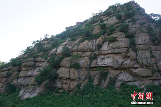 黄花沟景区内挂瀑崖。&nbsp;孙静波摄