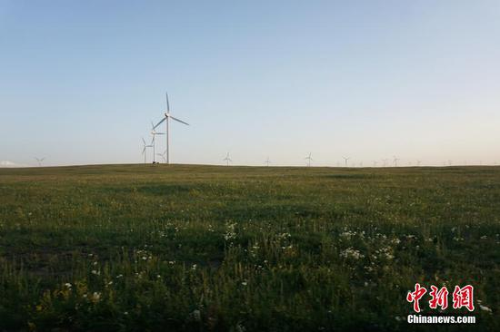 景区内发电风车随处可见。&nbsp;孙静波摄