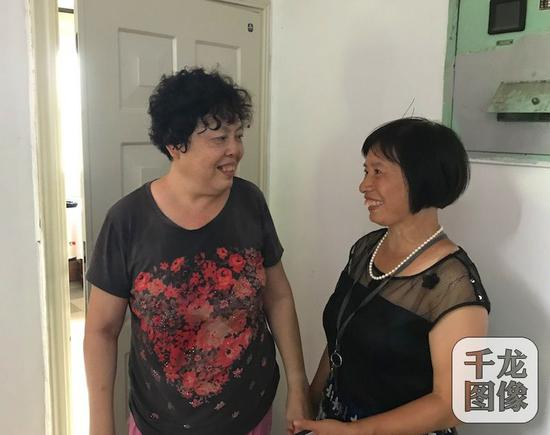 北京海淀毛纺北小区作为老旧小区综合整治试点之一，在居民达成共识下，4号楼的1、3单元于今年6月开始安装外挂电梯。图为居民刘阿姨（图左）与楼门长交谈。千龙网记者&nbsp;秦胜南摄&nbsp;